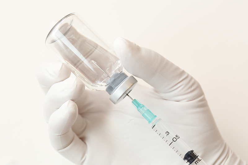 注射器に薬剤を注入する様子